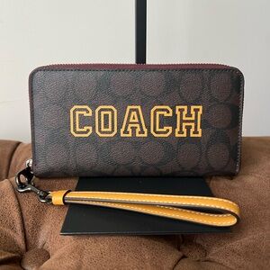 Coach Logo Brown Signature Zip Wallet  Style CB856